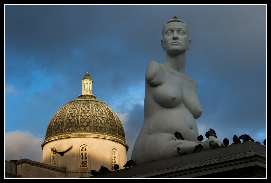 Pregnant Alison Lapper with pigeons at Trafalgar Square. Copyright digicamera.net / Armi Hltt 2005.